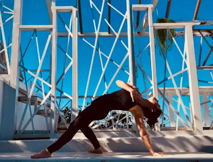 大腦裡管轄’動’功能的區域遠大於管轄語言的區域. 相較於移動, 語言就像一個附著在廣大海洋上的小小東西